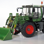 FENDT XYLON 522 with Frontloader in schaal 1:32 van het merk Weise Toys