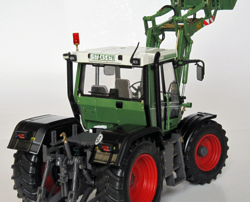 FENDT XYLON 522 with Frontloader in schaal 1:32 van het merk Weise Toys