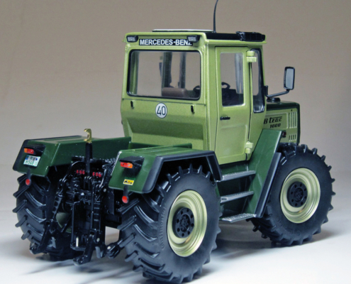 4-1043 MB-trac 1000 (W441) miniatuur tractor in de schaal 1:32 van het merk weise toys