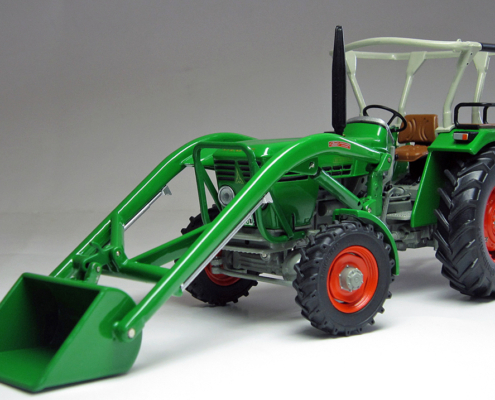 DEUTZ D 45 06 A met voorlader in schaal 1:32 van het merk Weise Toys