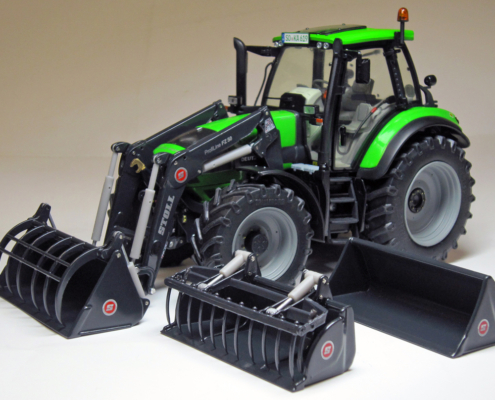 Deutz-Fahr Agrotron 6190 Cshift with frontloader in schaal 1:32 van het merk weise toys