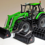 Deutz-Fahr Agrotron 6190 TTV with frontloader in schaal 1:32 van het merk weise toys
