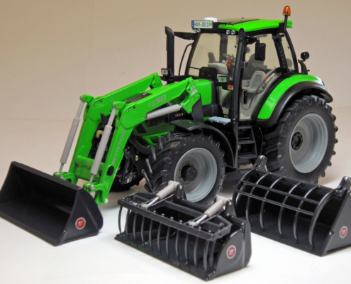 Deutz-Fahr Agrotron 6190 TTV with frontloader in schaal 1:32 van het merk weise toys