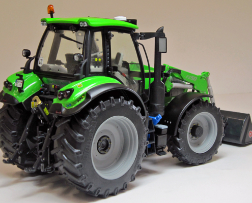 Deutz-Fahr Agrotron 6190 TTV with frontloader in schaal 1:32 van het merk weise toys