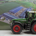 FENDT FAVORIT 824 REIFF in schaal 1:32 van het merk weise toys