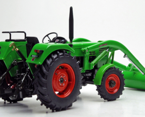 DEUTZ D 52 06 A miniatuurtractor met voorlader in schaal 1:32 van het merk weise toys