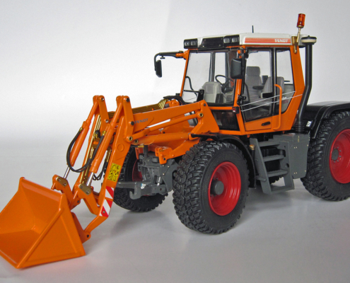 FENDT Xylon 524 Communal with Frontloader in scale 1:32 from the brand weise toys