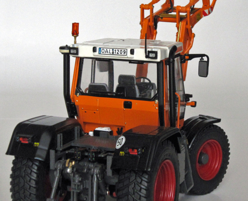 FENDT Xylon 524 Communal with Frontloader in scale 1:32 from the brand weise toys